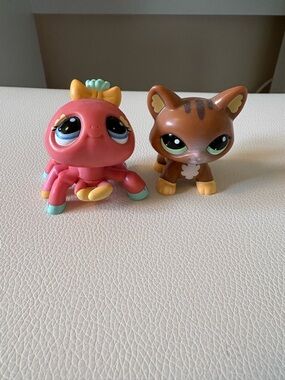 Littlest Pet Shop walking pets